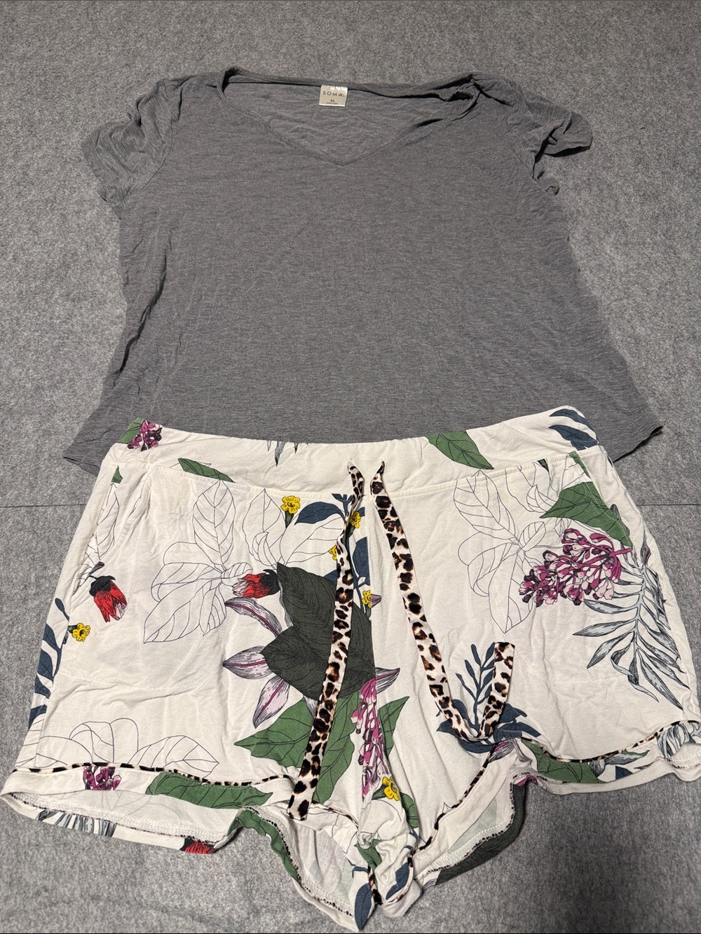 🥳 5 for $25 BUNDLE Soma Pajama Set Tee and White Floral Shorts with Leopard Tie